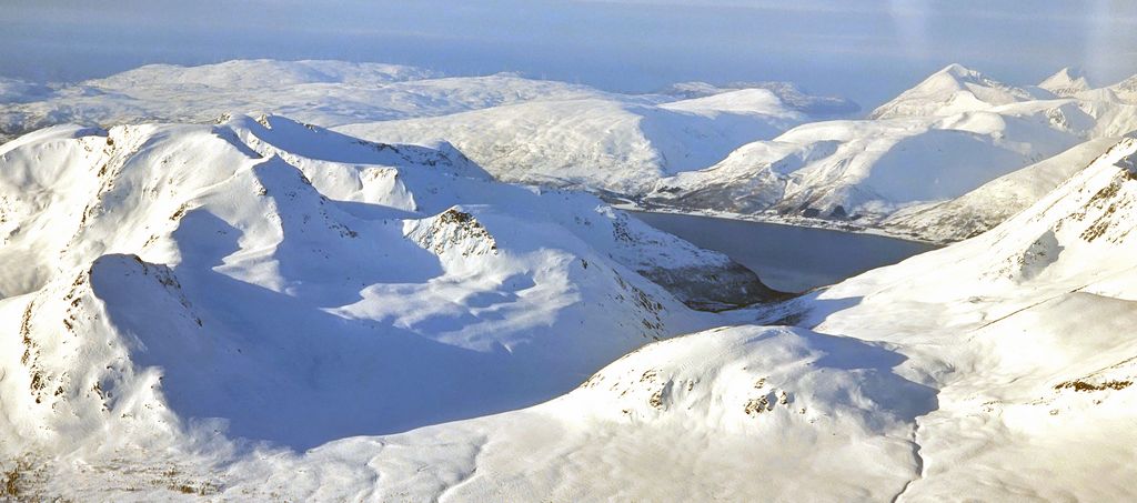 Schneebedeckte Berge auf dem Flug von Frankfurt am Main nach Tromsö