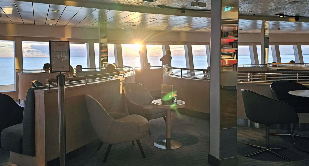 Sonnenuntergang von der Observation Lounge der HANSEATIC nature in Norwegen gesehen