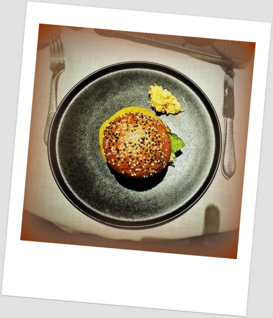 Ein Wagyu-Beef-Burger serviert auf der HANSEATIC nature