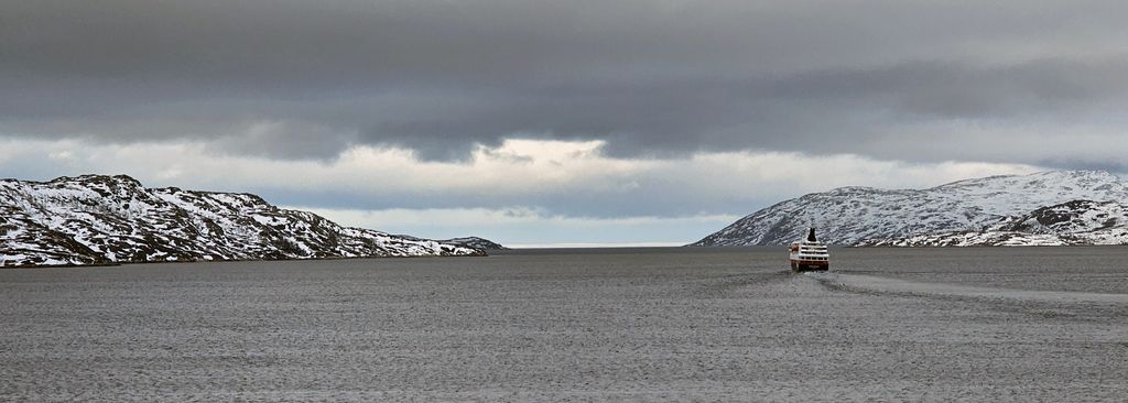 Eine Abfahrt eines Kreuzfahrtschiffes in Kirkenes