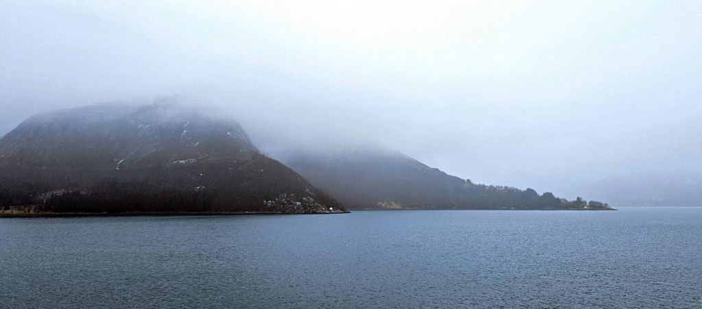 Der Holandsfjord am Morgen