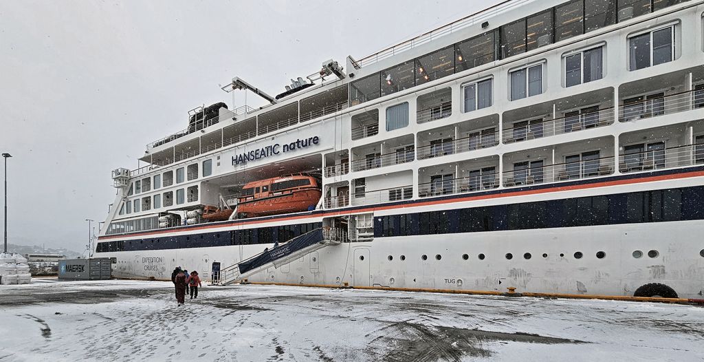 Die HANSEATIC nature im Hafen von Svolvær