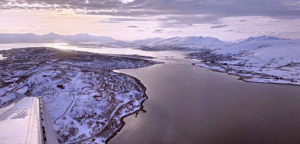Anflug auf den Flughafen der Stadt Tromsö