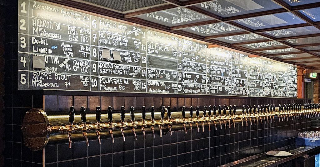 Bierauswahl in den Ølhallen, der älteste Pub in Tromsö