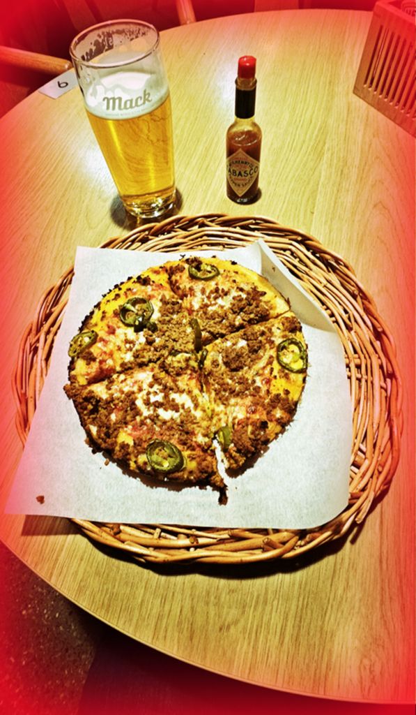 Pizza im Rorbua Pub in Tromsö