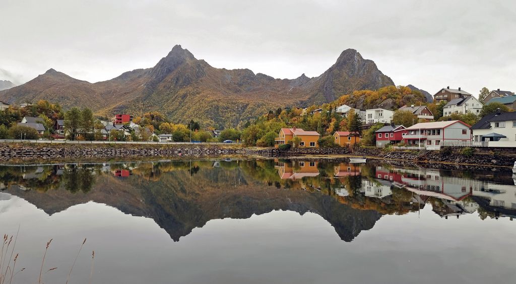 Wunderschöne Spiegelung in Svolvær im Jahr 2022