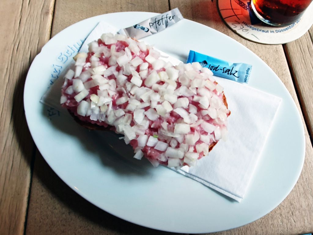 Ein Mettbrötchen in Düsseldorf