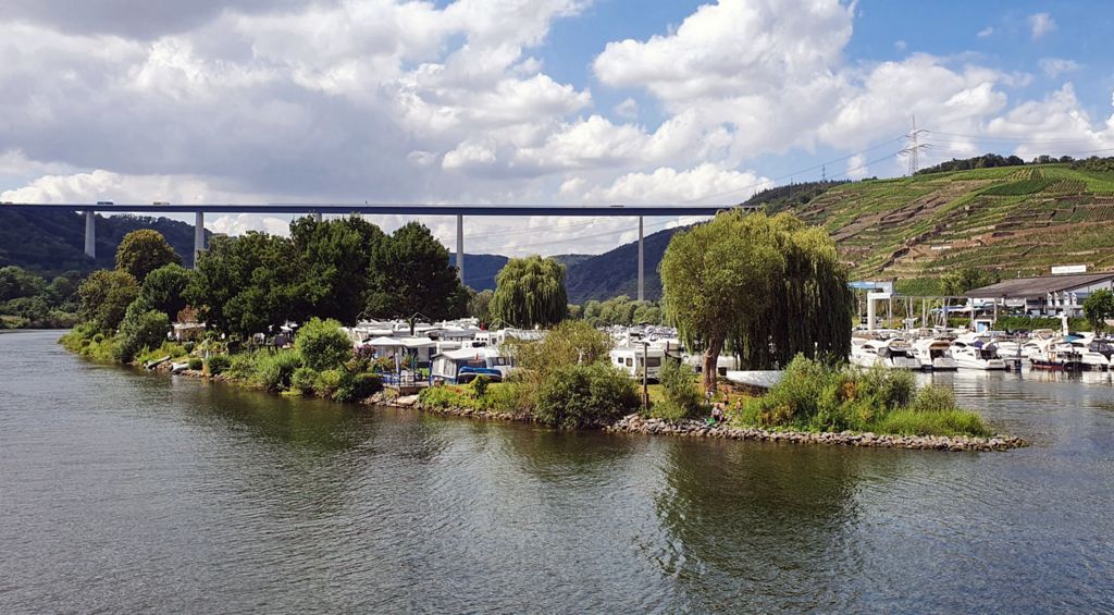 Die Moseltalbrücke und die Ferieninsel Winningen
