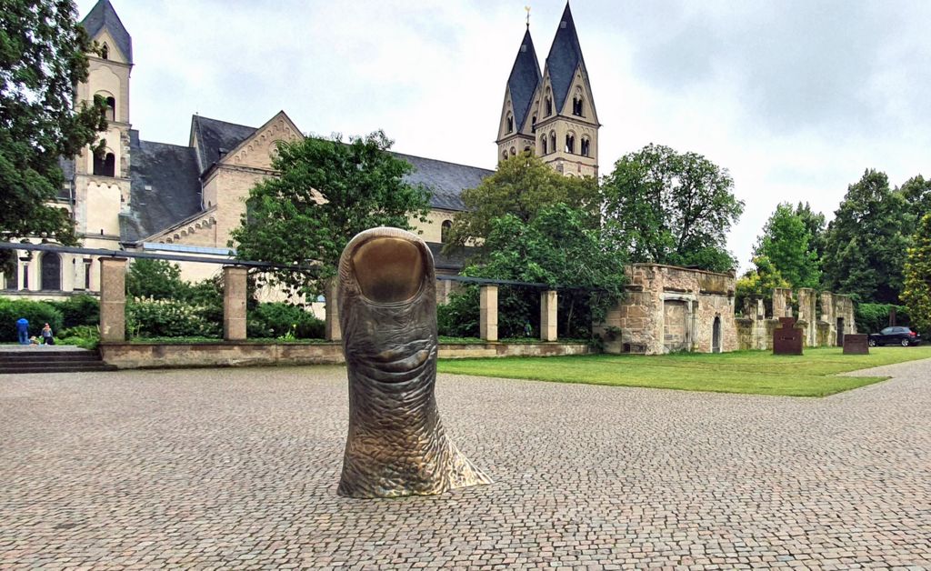 Der Daumen von César im Skulpturenpark von Koblenz