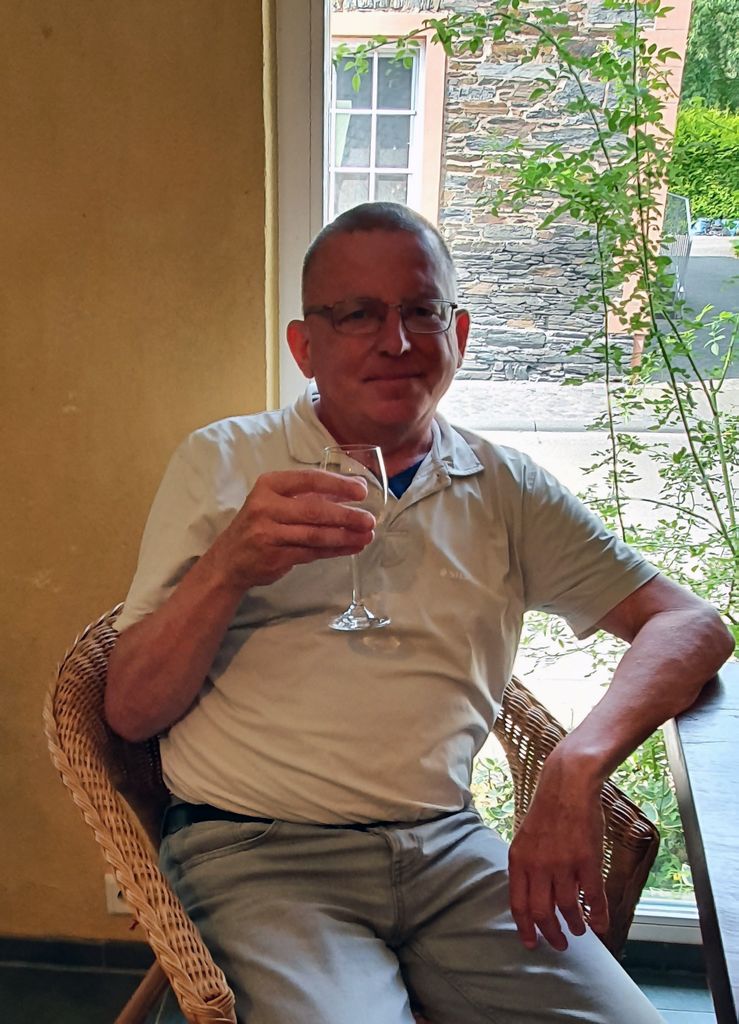 Zinni bei der Weinprobe im Weingut Karp-Schreiber