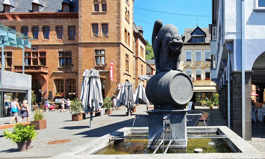 Der Schwarze-Katz-Brunnen in Zell