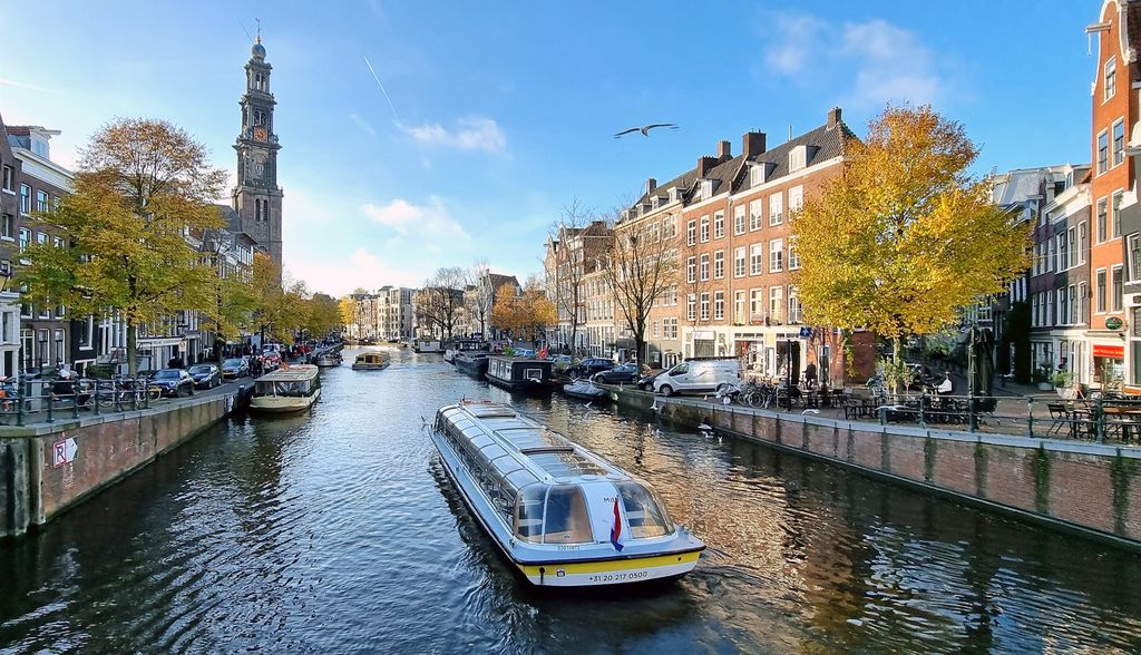 Mit dem Ausflugsboot unterwegs in den Grachten von Amsterdam