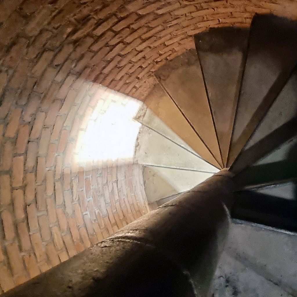 Zum Turm der St.-Bavo-Kirche in Haarlem