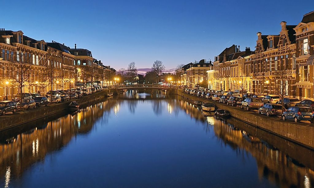 Eine Gracht am Abend in Haarlem