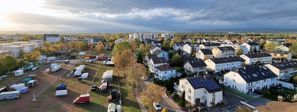 Blick auf Hochheim und das Marktgelände