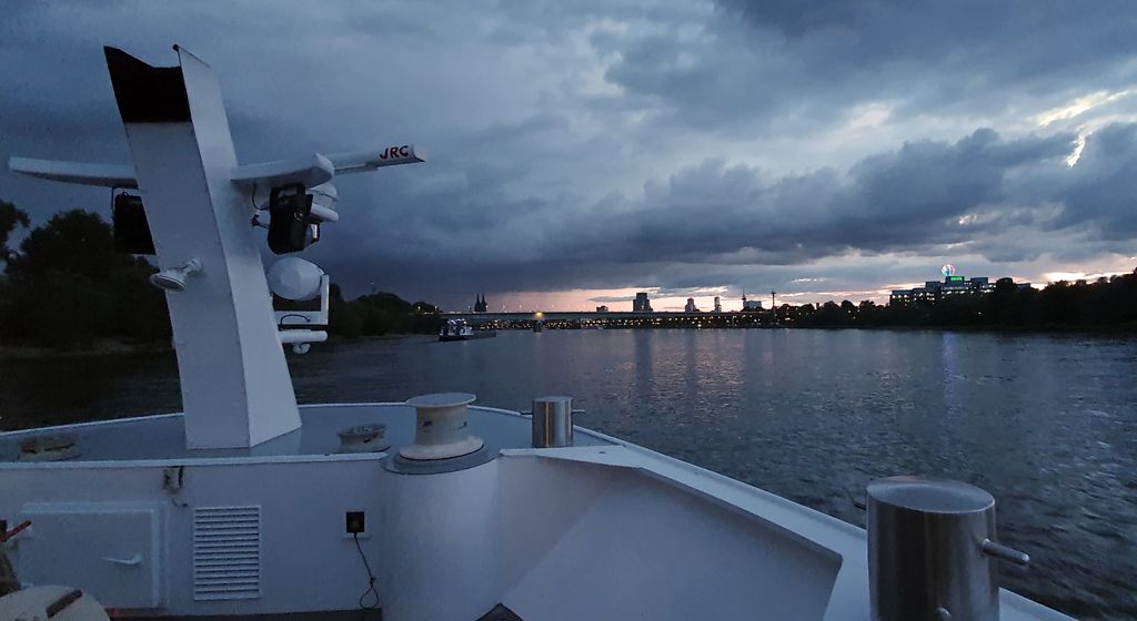 Die Sonne geht unter in Köln