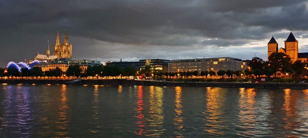 Die Sonne geht unter in Köln