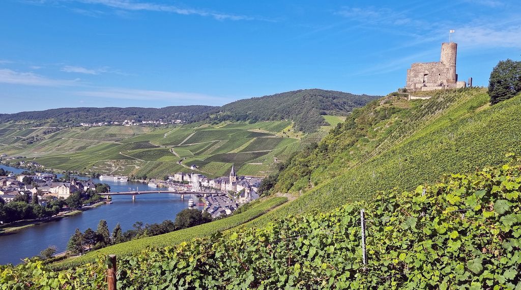 Blick auf Bernkastel-Kues und die Burg Landshut