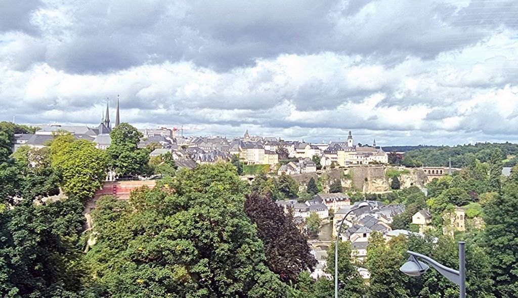 Blick vom Hotelzimmer im Sofitel auf die Stadt Luxemburg