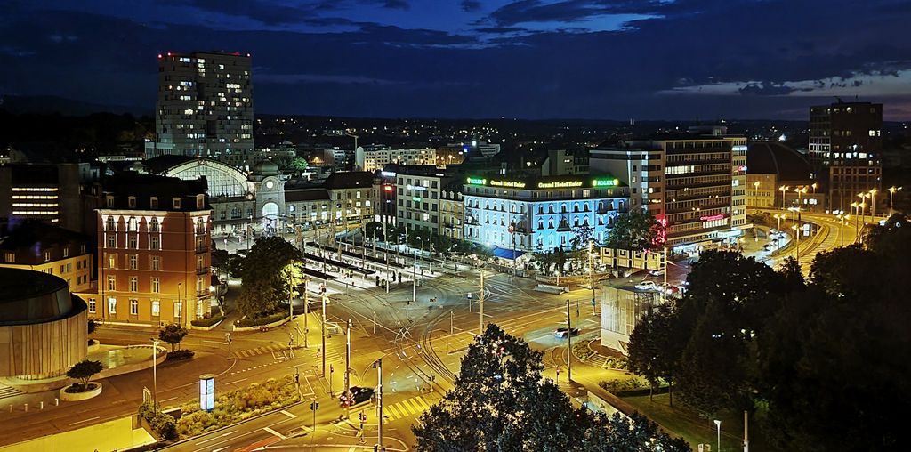 Nächtlicher Ausblick aus meinem Zimmer im Mövenpick-Hotel auf Basel