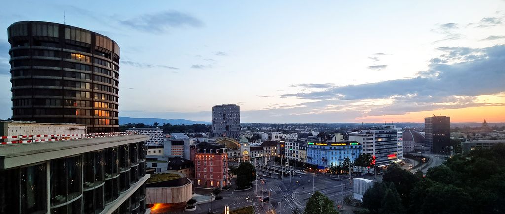 Abendlicher Blick aus meinem Zimmer im Mövenpick-Hotel auf Basel