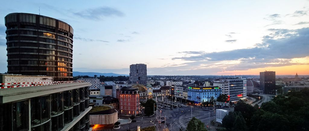 Abendlicher Blick aus meinem Zimmer im Mövenpick-Hotel auf Basel