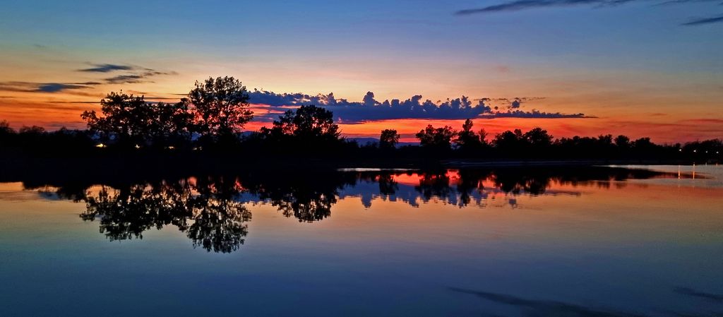 Sonnenuntergang während der Kreuzfahrt der AmaCerto den Rhein entlang