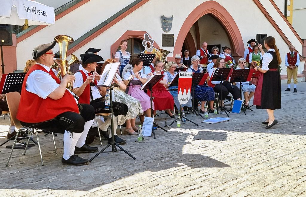 Weinfest auf dem Marktplatz von Volkach mit der Stadtkapelle