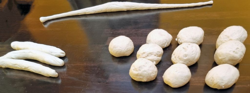 Zwischenschritt zur Brezel-Herstellung in der Bäckerei Göpfert in Wertheim