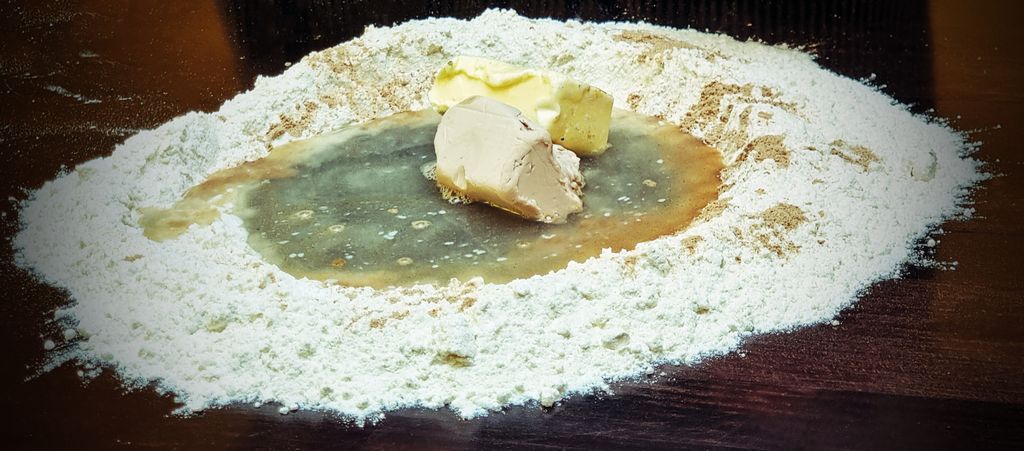 Brezel-Basteln mit Wasser, Hefe und Mehl in der Bäckerei Göpfert in Wertheim