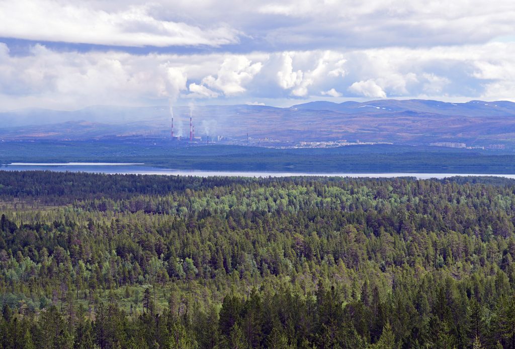 Blick auf Nikel, Russland