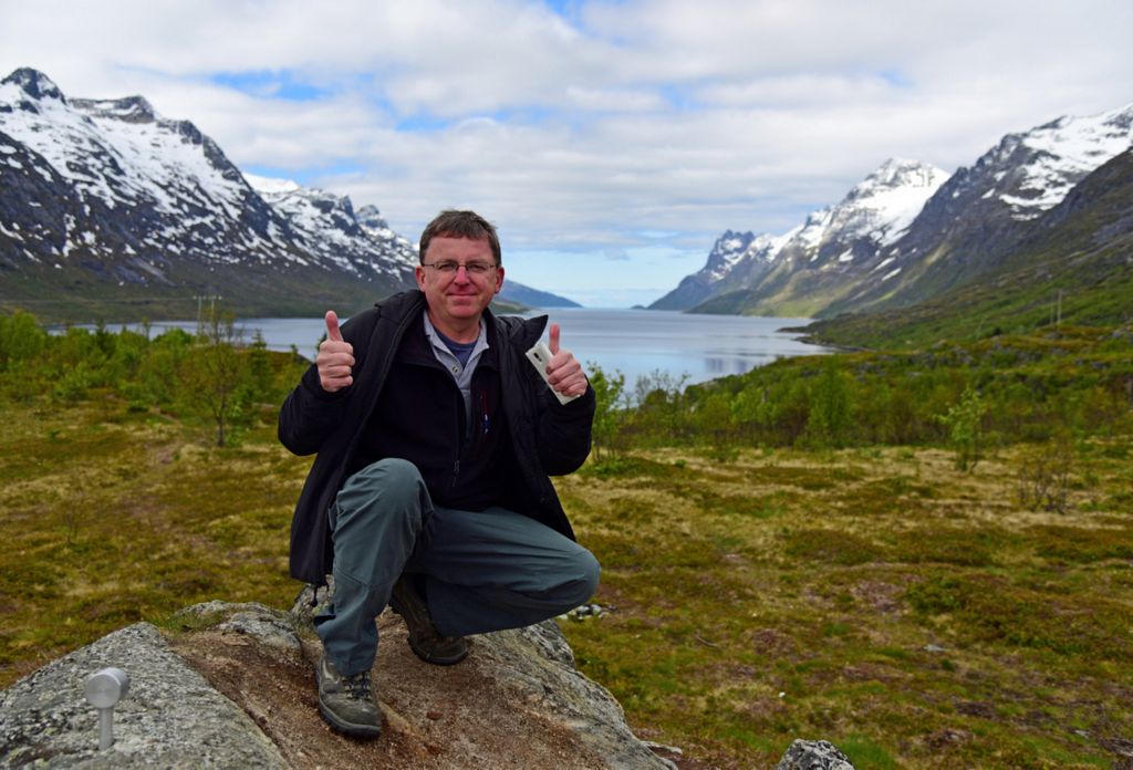 Zinni in der Fjord-Landschaft nahe Tromsø