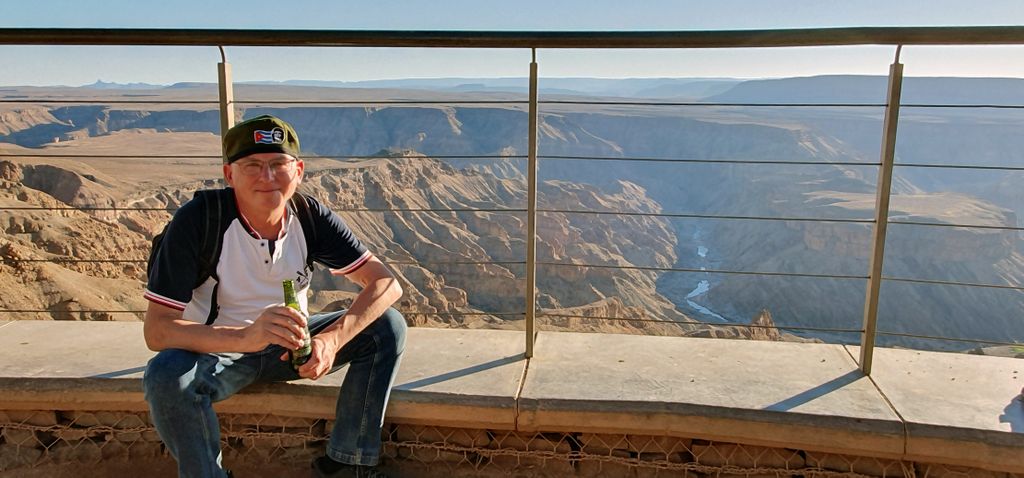 Zinni in der schönsten Bar der Welt am Fish River Canyon