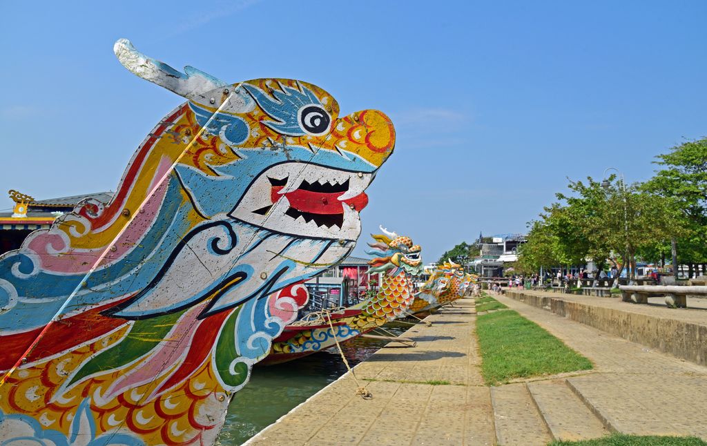 Drachenboote am Ufer des Parfümflusses in Hue