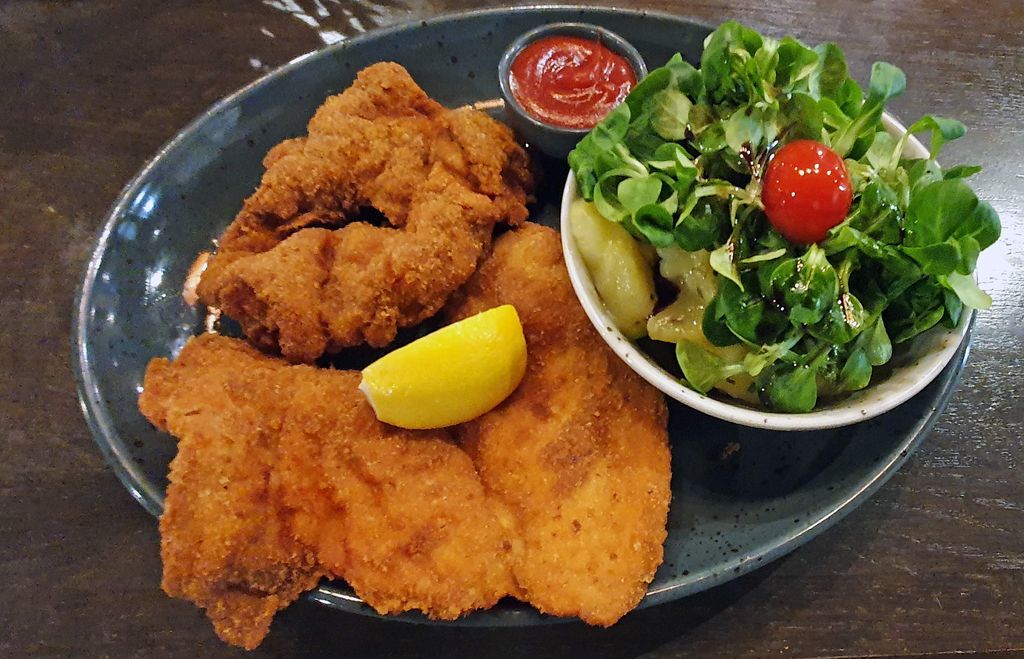 Steirisches Backhendl im Restaurant Campus Bräu in Wien