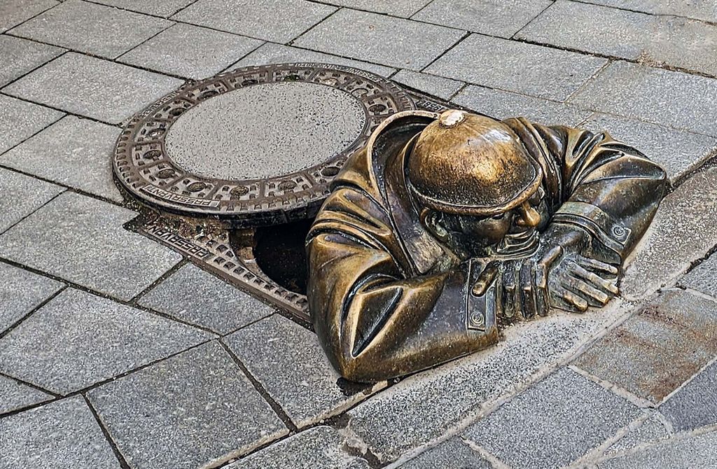 Die Bronzestatue Čumil in Bratislava