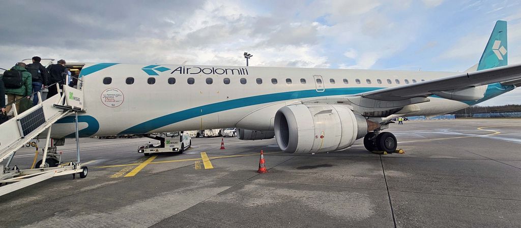 Ein Flugzeug der Air Dolomiti auf dem Flughafen von Frankfurt am Main