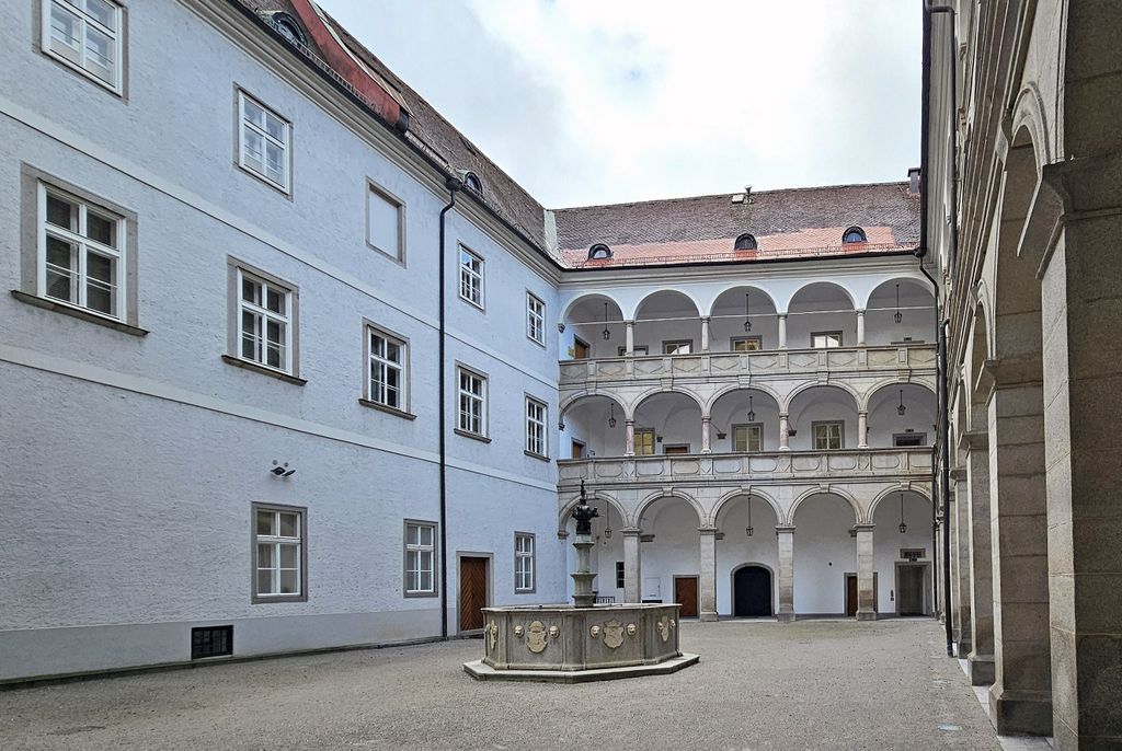 Das Linzer Landhaus mit seinem Planetenbrunnen