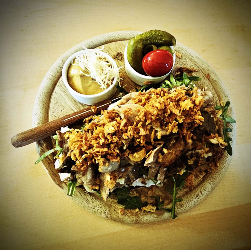 Klosterhof Landbrot mit Fetzn vom Schweinsbraten im Lokal Stiegl-Klosterhof in Linz