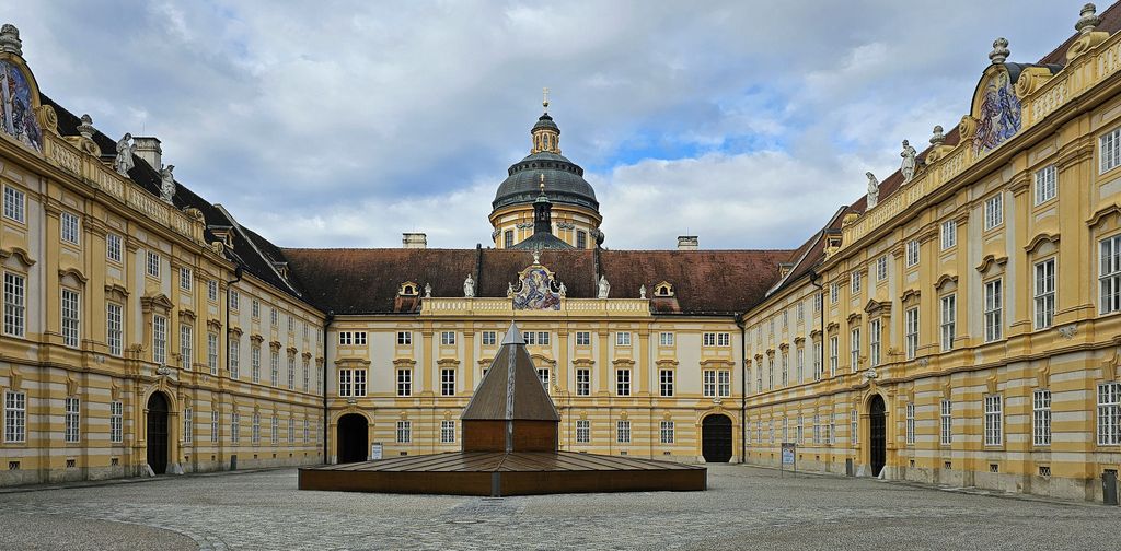 Der Prälatenhof im Stift Melk