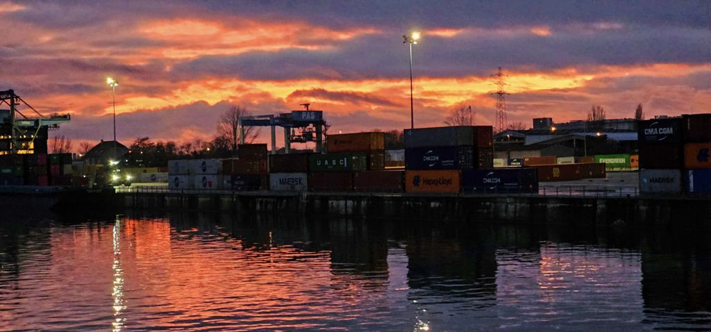 Sonnenuntergang im Hafen von Straßburg
