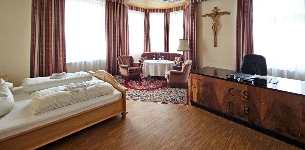 Das Bischofszimmer im Gästehaus Klosterhof Schweiklberg in Vilshofen