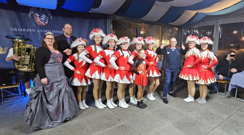 Die Tanzgruppe vom AmaWaterways Oktoberfest in Vilshofen mit Zinni