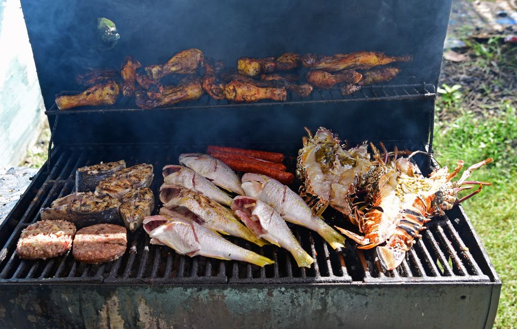 Grillgerichte von einer Bar an der Plage de Grande Anse, Guadeloupe