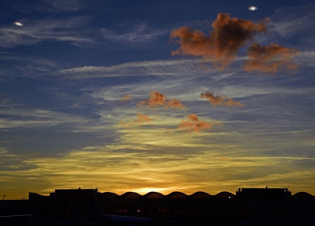 Die Sonne geht unter am Flughafen von Miami
