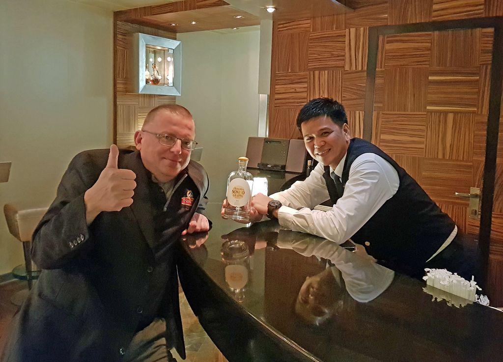 Zinni in der Grappa-Bar der MS Whisper