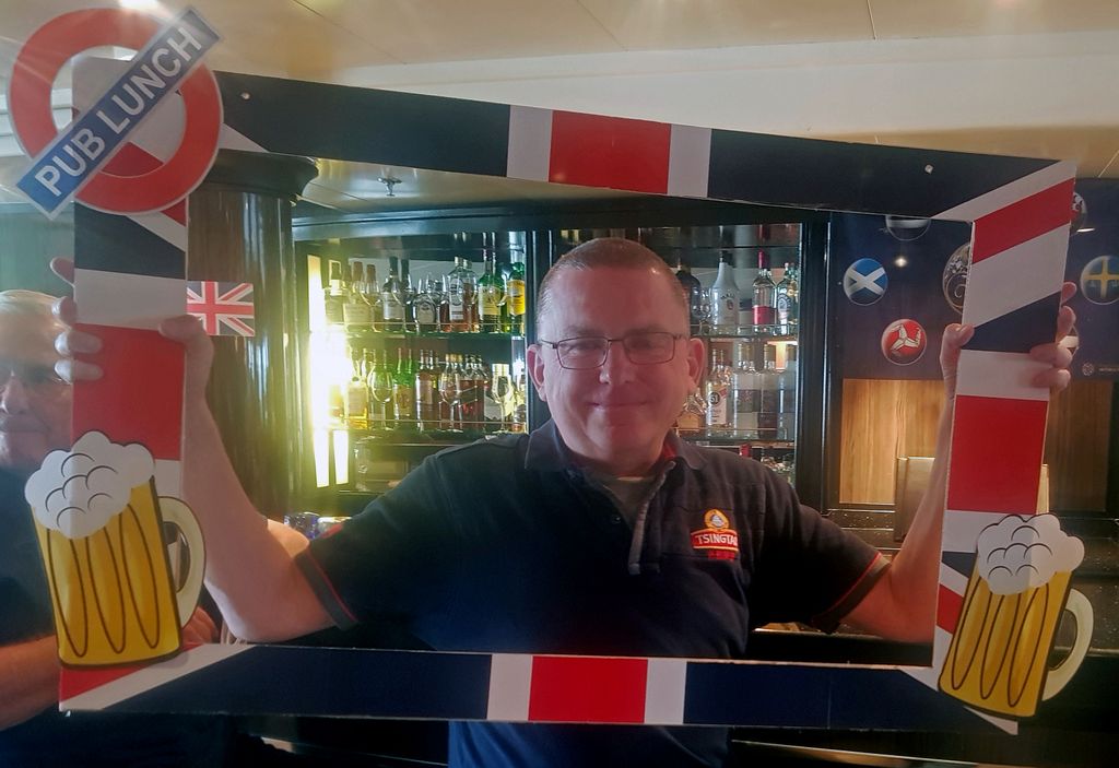 Zinni beim Pub Lunch auf der MS Whisper