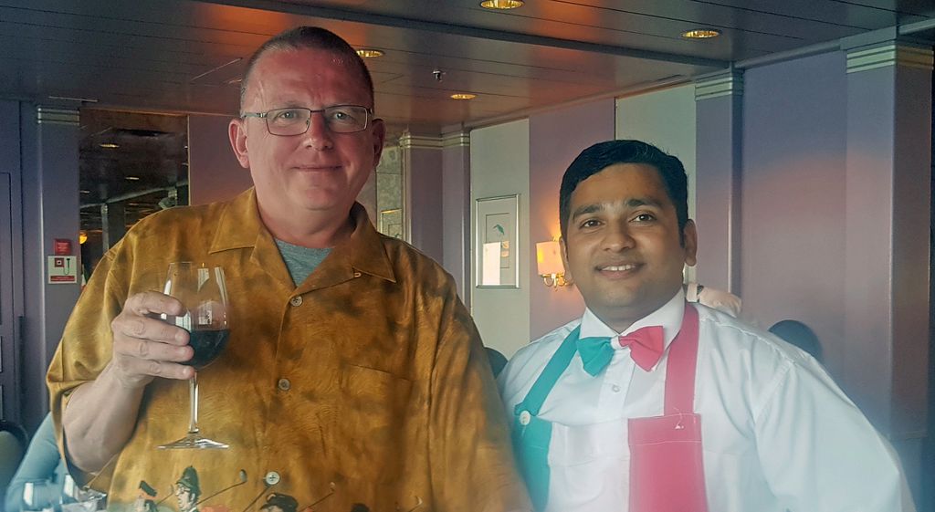 Der Kellner Tiju mit Zinni auf der MS Astor