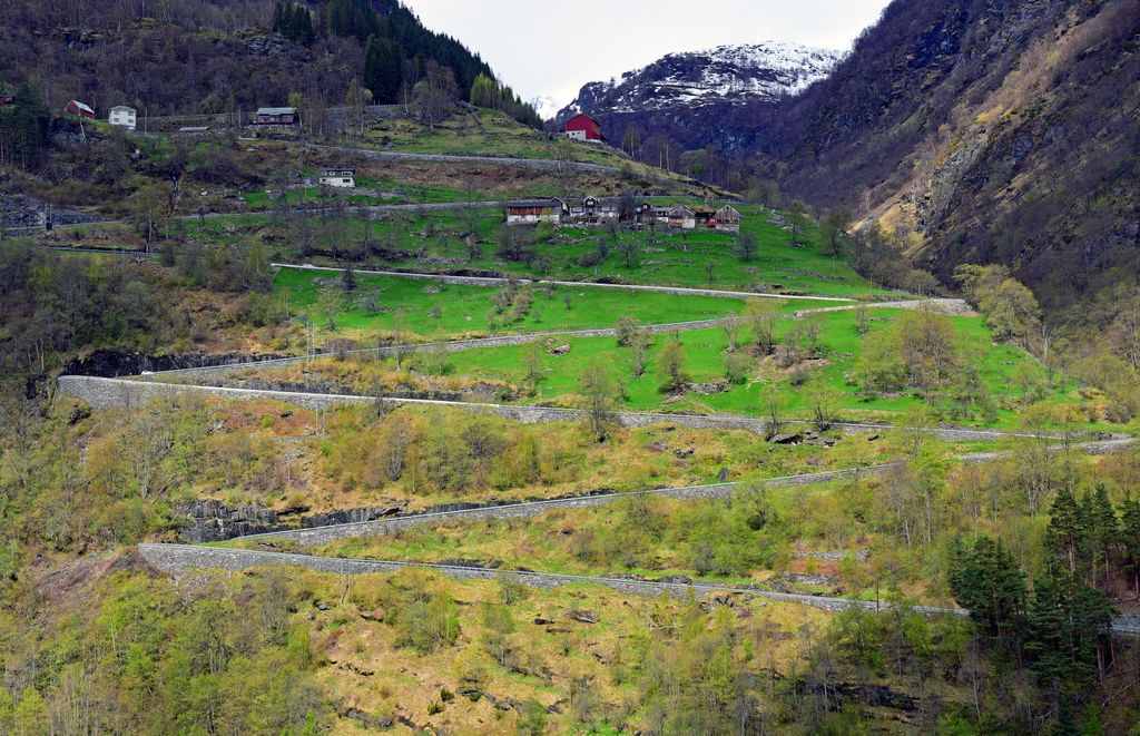 Elf Haarnadelkurven im Geirangerfjord