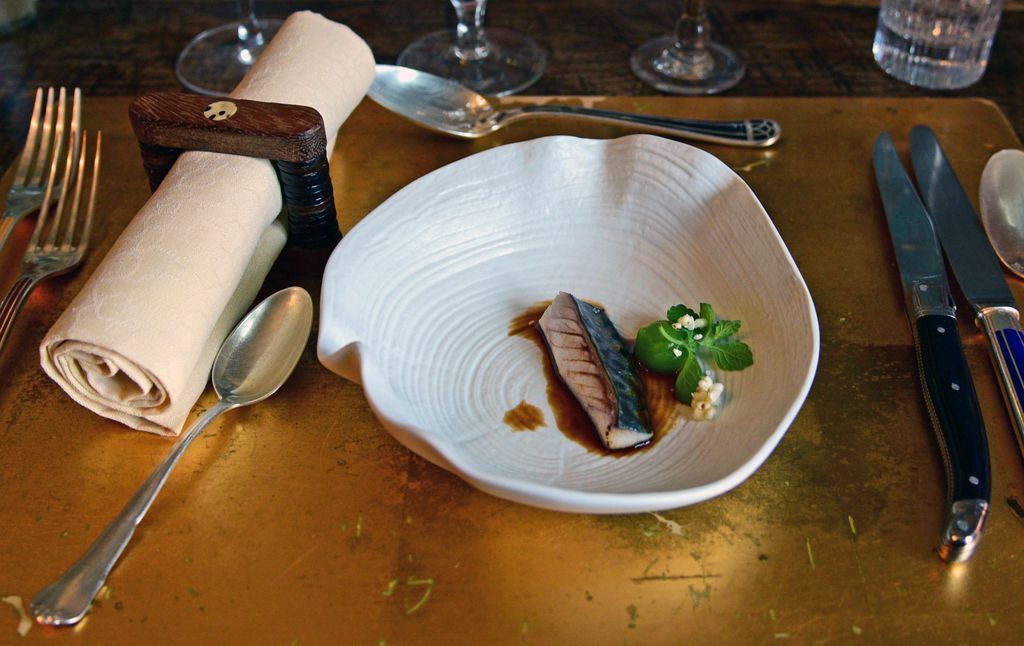 Der erste Fischgang (Makrele) im Restaurant G.A. / Manoir de R&eacute;tival